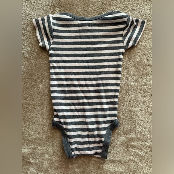 🐥👶Infant Onesie’s 3 for $12 - Picture 7 of 10